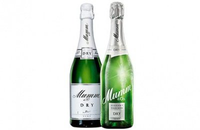 Zwei Flaschen Mumm Sekt stehen nebeneinander, eine mit grünem und eine mit weißem Etikett, beide glänzend und ansprechend.