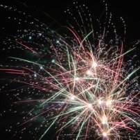 Ein beeindruckendes Feuerwerk erhellt den dunklen Himmel mit leuchtenden Farben und funkelnden Effekten, die Freude ausstrahlen.