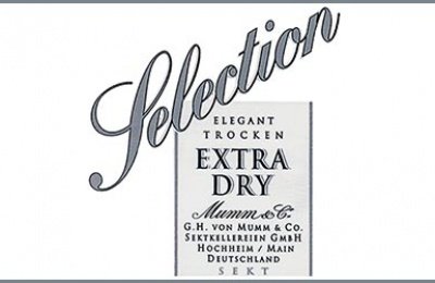 Das Etikett zeigt den Namen 'Mumm' und die Bezeichnung 'Extra Dry' in stilvollem Design auf hellem Hintergrund.