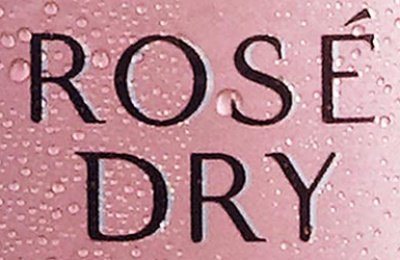Die Flasche zeigt den Schriftzug 'ROSÉ DRY' auf einem rosafarbenen Hintergrund, umgeben von Wassertropfen.