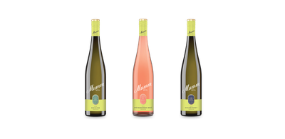 Drei Flaschen Wein stehen nebeneinander, jede mit einem einzigartigen Etikett und einer unterschiedlichen Farbe.