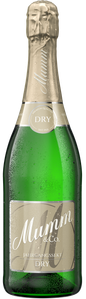 Eine Flasche Mumm Sekt mit einem eleganten, goldenen Etikett und sichtbaren Wassertropfen auf der grünen Glasoberfläche.