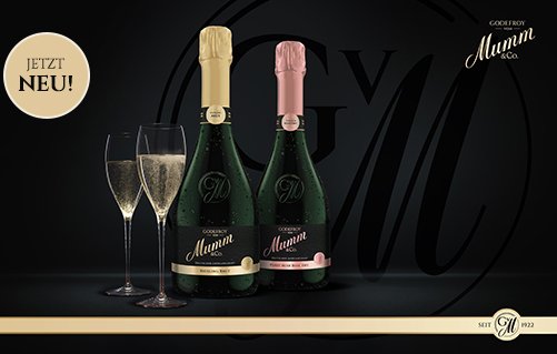Zwei Flaschen Sekt stehen vor einem dunklen Hintergrund, eine in Gold und die andere in Rosé, mit Gläsern daneben.