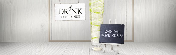 Ein eleganter Long Island Ice Fizz Cocktail in einem hohen Glas, umgeben von einer hellen, modernen Holzoberfläche.
