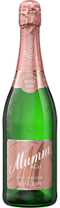 Eine Flasche Mumm Rosé Dry Sekt mit einem eleganten, rosafarbenen Etikett und Wassertropfen auf der Glasoberfläche.
