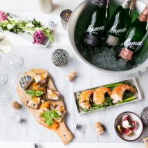 Ein stilvolles Buffet mit frischen Meeresfrüchten, kleinen Snacks und prickelndem Sekt, ideal für eine Feier oder ein Event.