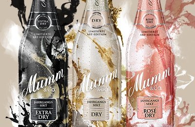 Drei Flaschen Sekt von Mumm & Co. in limitierter Kunst-Edition, jede mit einzigartigem Design und verschiedenen Farben.