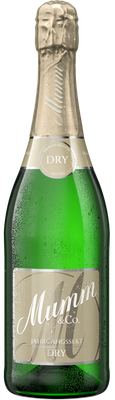 Eine Flasche Mumm Sekt mit einem eleganten, goldenen Etikett und sichtbaren Wassertropfen auf der grünen Glasoberfläche.