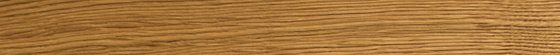 Die Oberfläche von hellem Holz zeigt eine feine Maserung mit charakteristischen Ästen und natürlichen Unregelmäßigkeiten.
