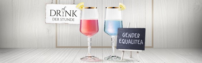 Ein pinkes und ein blaues Getränk in stilvollen Gläsern, dekoriert mit Zitronenscheiben, vor einem Schild mit 'GENDER EQUALITEA'.