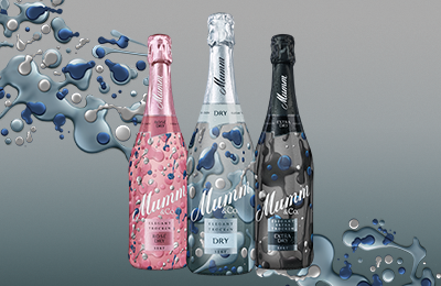 Die Flaschen von Mumm Sekt, in Pink, Blau und Schwarz, sind kunstvoll mit Wassertröpfchen dekoriert und strahlen Eleganz aus.