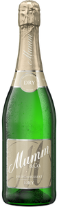 Eine Flasche Mumm Sekt mit einem eleganten, goldenen Etikett und sichtbaren Wassertropfen auf der grünen Glasoberfläche.