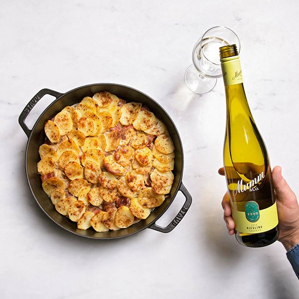 Backesgrumbeere, serviert mit Mumm & Co. Riesling